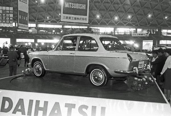 (02-13b) (105-16) 1964 Daihastu Compagno Brlina Deluxe.jpg